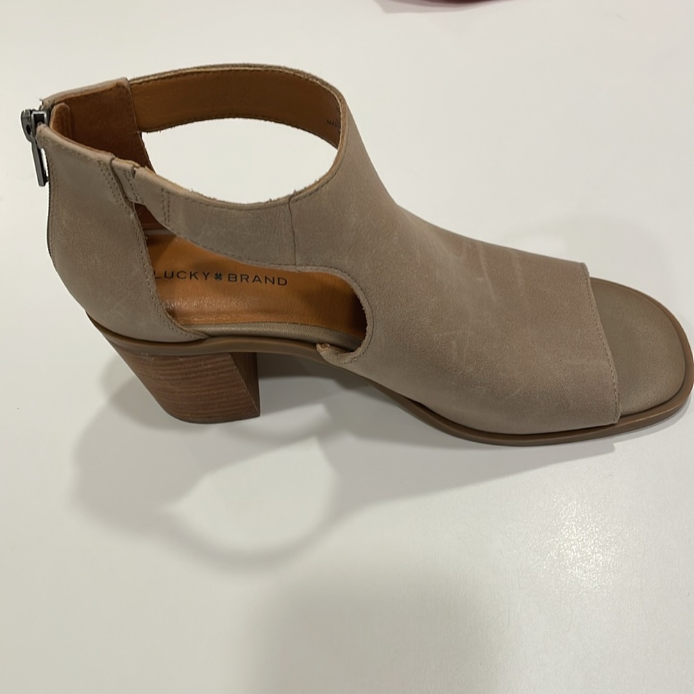 NEW Lucky Brand Cutout Block Heel Bootie Sandal in size 9 tan color